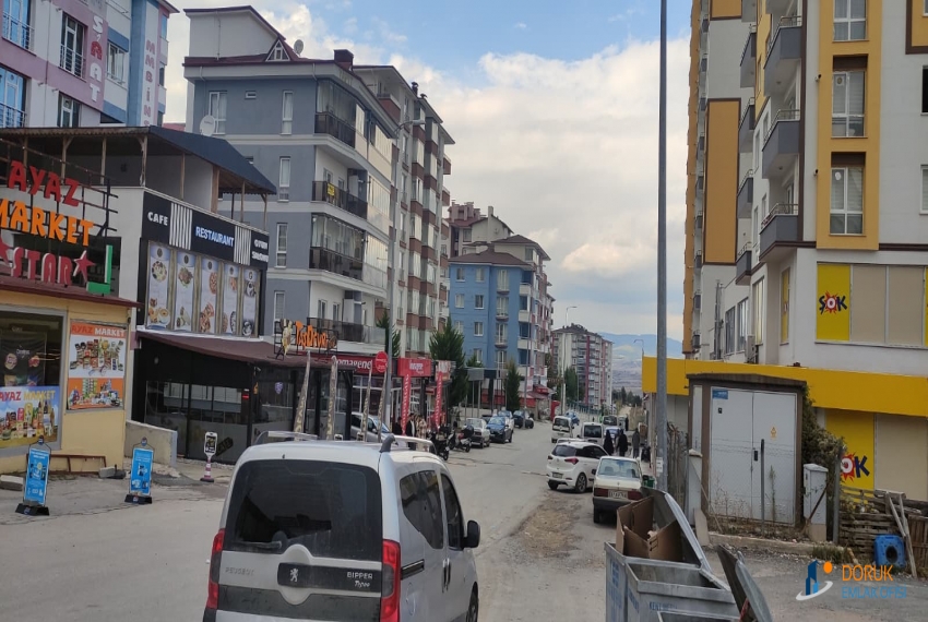 Doruk Emlak Ofisi > DORUK EMLAK OFİSİNDEN KUZEYKENT'DE ÜNİVERSİTE YAKININDA YURT APARMANI ALTINDA KİRALIK DÜKKAN