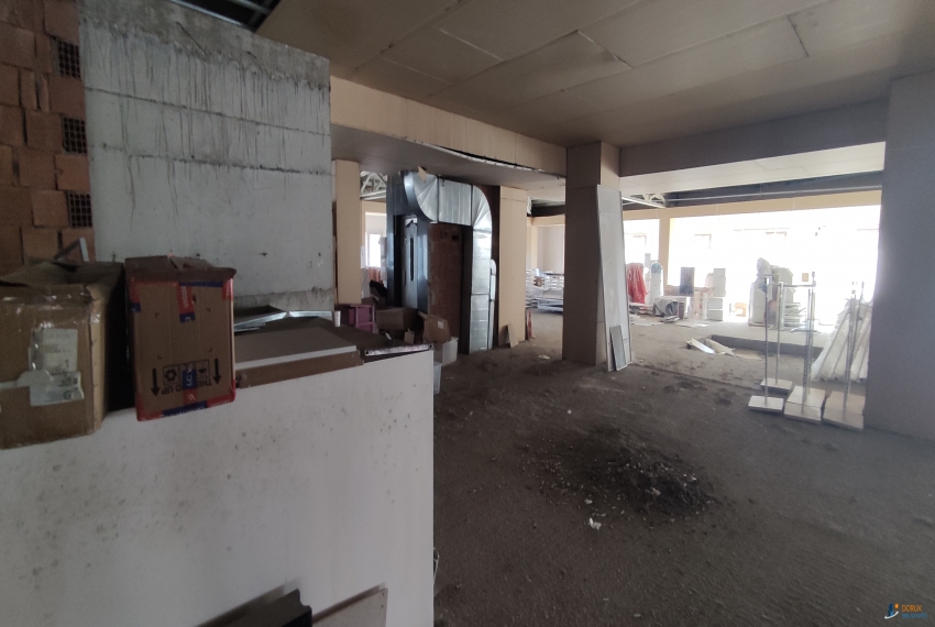 Doruk Emlak Ofisi > DORUK EMLAK OFİSİNDEN ÇARŞI MERKEZDE ANACADDE ÜZERİNDE LC WAİKİKİ MAĞAZASI ÜST KATINDA 1.200 M2 KİRALIK DÜKKAN